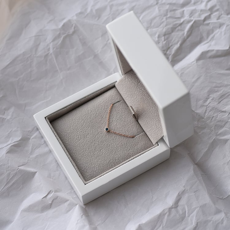 Strieborný minimalistický náhrdelník s modrým diamantom Vieny 103690