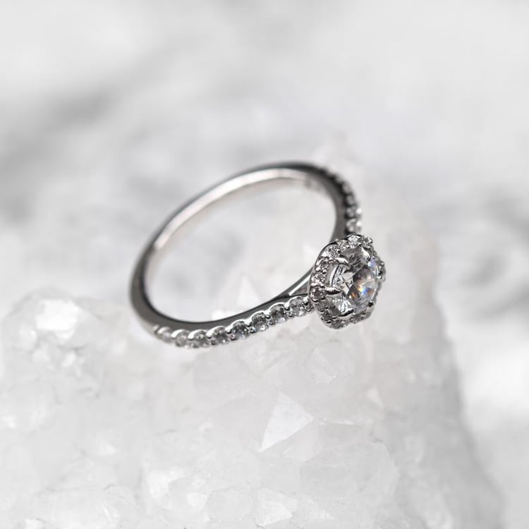 Prsteň s diamantmi v halo štýle 68389