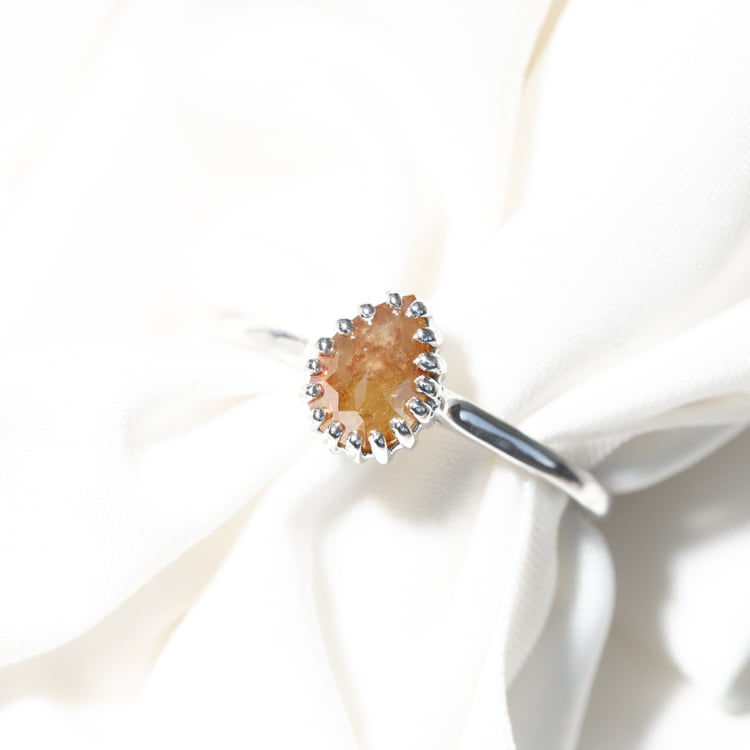 Zlatý prsteň s pear salt and pepper diamantom Amado 126374