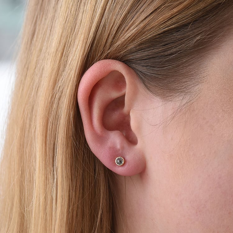 Bezel náušnice zo žltého zlata so salt´n´pepper diamantmi 78882