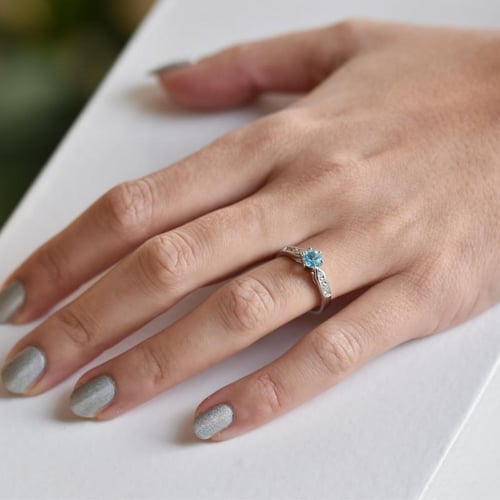Zásnubný prsteň s topásom a diamantmi Cletia