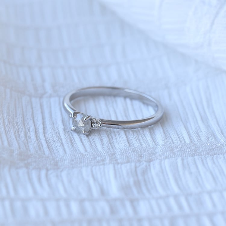 Zásnubný prsteň so salt and pepper diamantom 68051