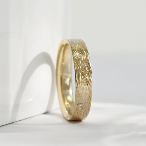 Svadobné obrúčky s ručnou rytinou motívu dreva a diamantmi Wood