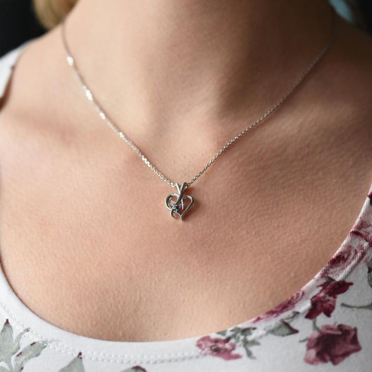 Strieborný prívesok v tvare srdca so zafírom a diamantom Elyzza 103294