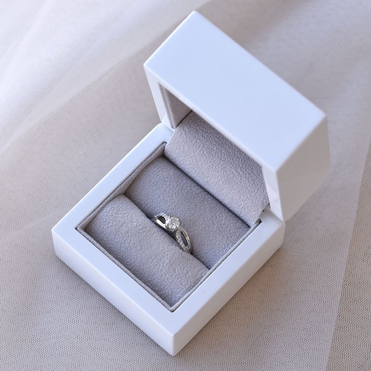 Prsteň z platiny s diamantmi 67759