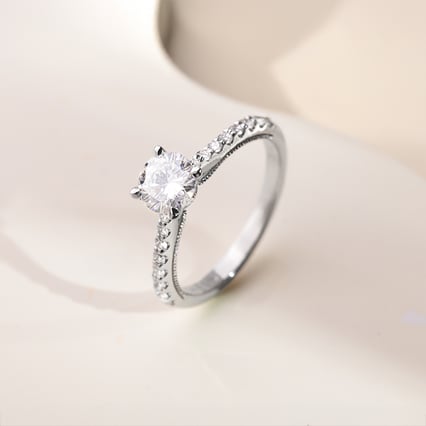 Zásnubný prsteň s moissanitom a lab-grown diamantmi Roselyn