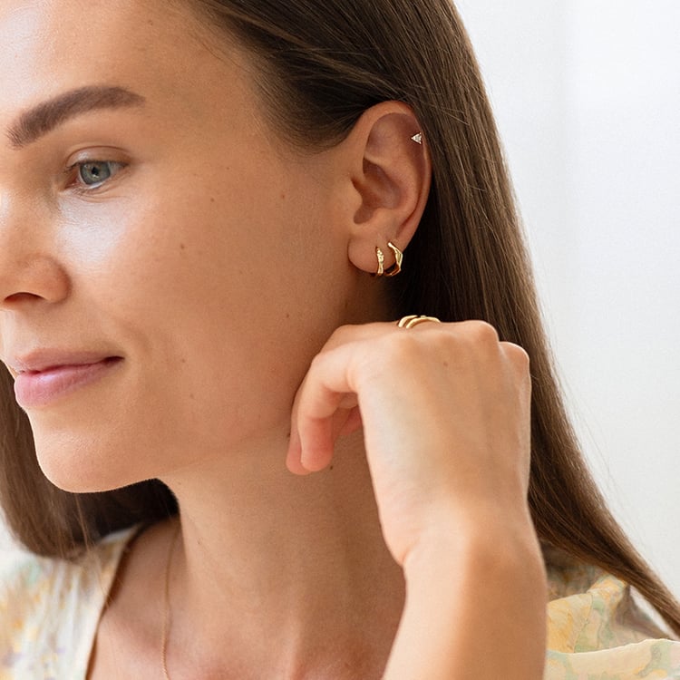 Nepravidelné kruhové náušnice zo striebra so zirkónmi Fabiola 145414