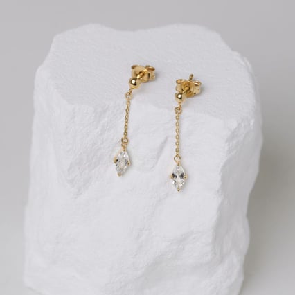 Zlaté visiace náušnice s bielym topásom Maritza