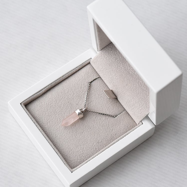 Strieborný prívesok a ruženín 72115