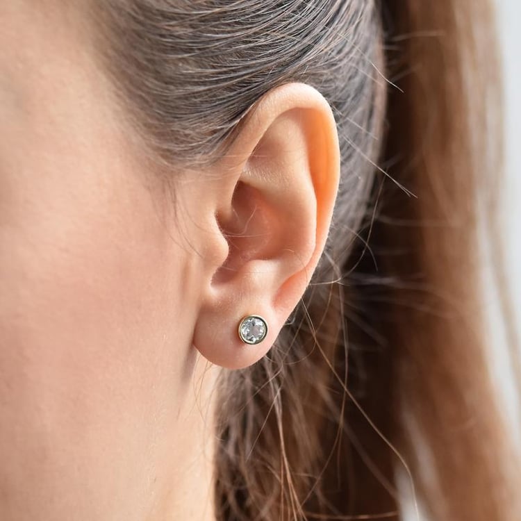 Strieborné bezel náušnice s bielymi topásmi Wetty 102814