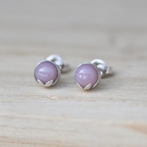 Cabochon ružové opály v zlatých náušniciach Greta