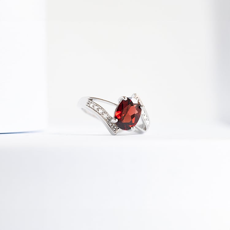 Zlatý diamantový prsteň s granátom Tahax 144197