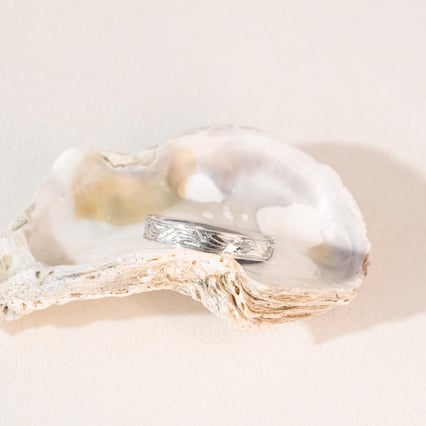 Zlaté svadobné obrúčky s gravírom a diamantmi Milne