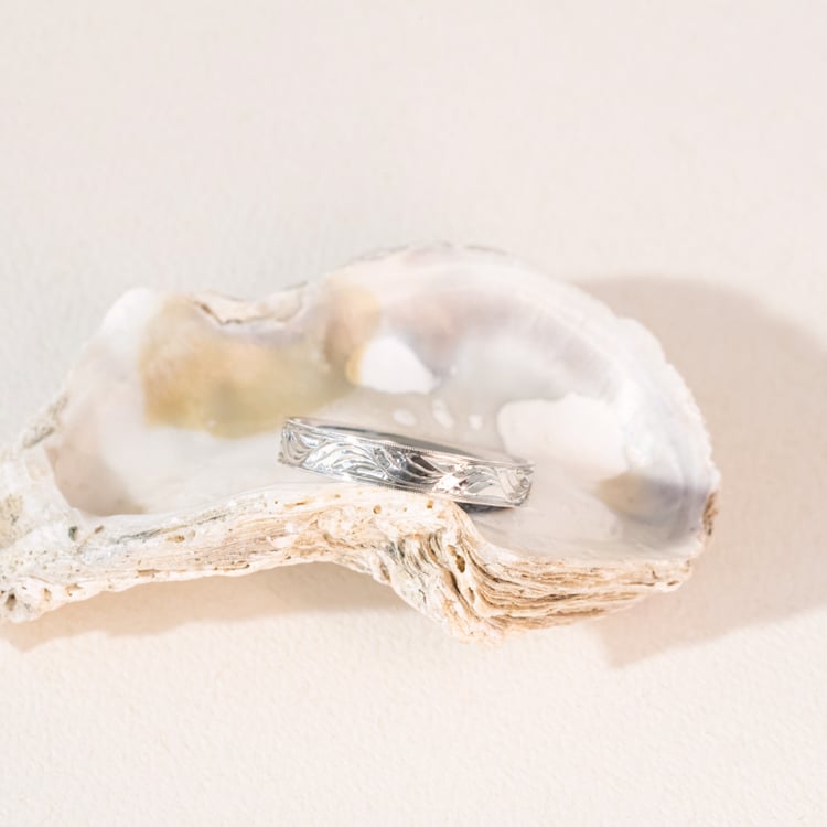 Zlaté svadobné obrúčky s gravírom a diamantmi Milne 100964