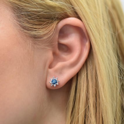 Náušnice v tvare kvietkov s modrými diamantmi Sneha