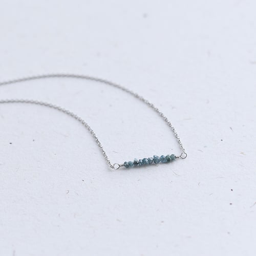 Zlatý choker s modrými nebrúsenými diamantmi Samante