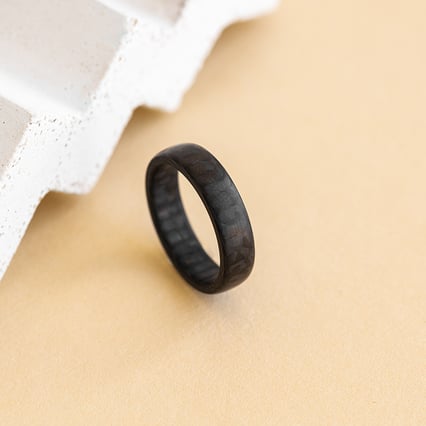 Mierne zaoblený pásnký prsteň z karbónu Azalia