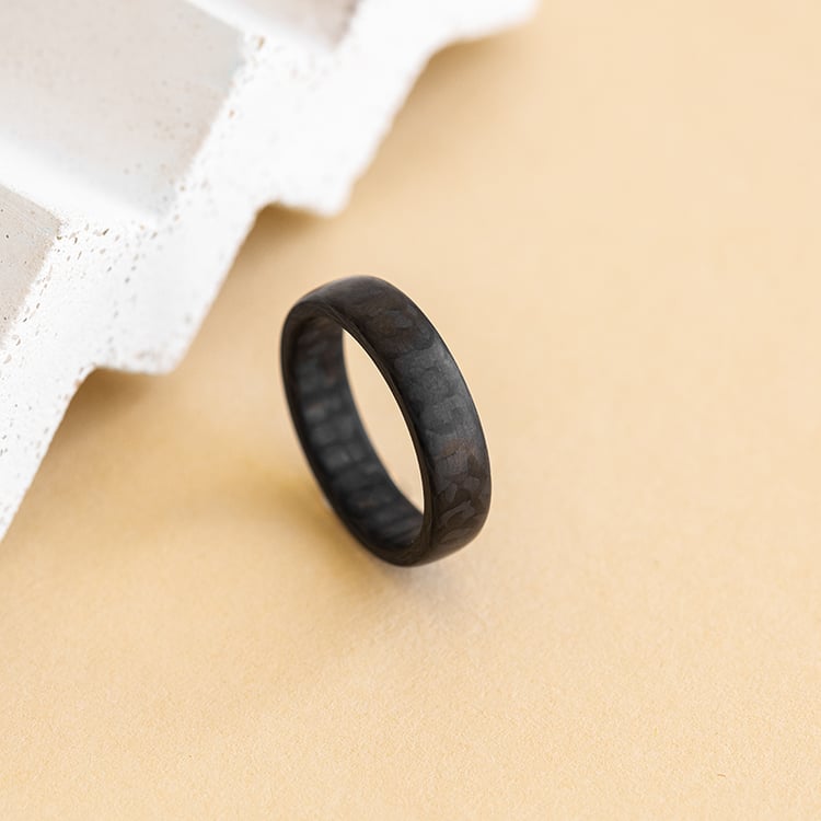 Mierne zaoblený pásnký prsteň z karbónu Azaliah 159681