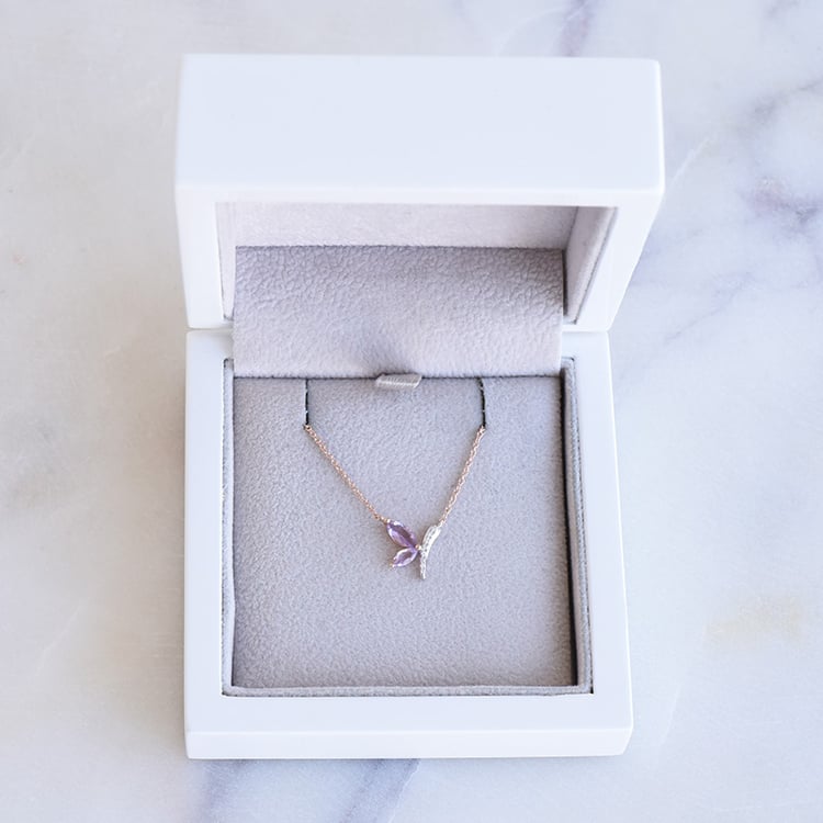 Zlatý náhrdelník s drahokamami 87415