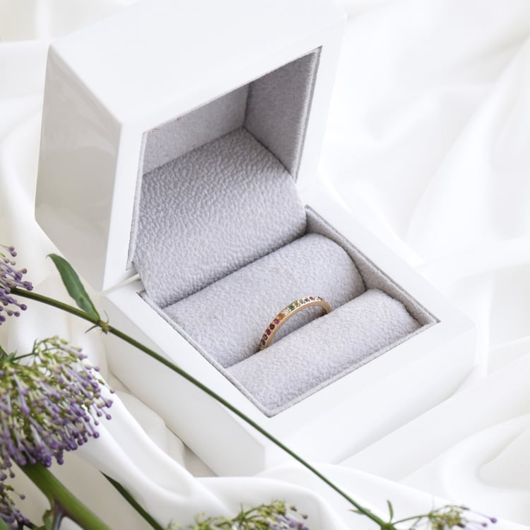 Zlatý eternity prsteň s farebnými drahokamami 82437