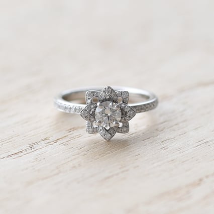 Zlatý diamantový prsteň v tvare kvetiny Ryan