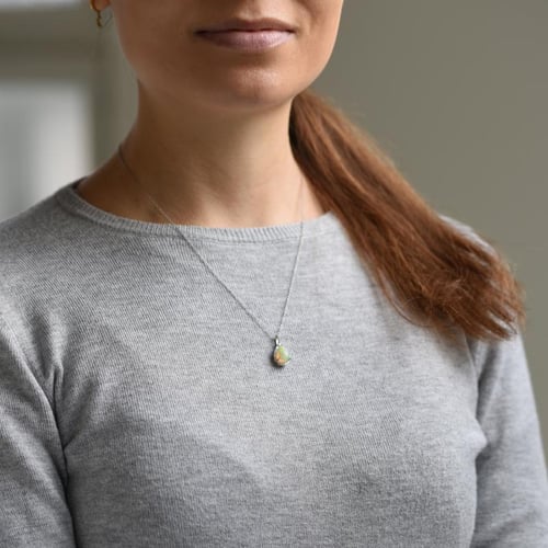 Prívesok s bielym opálom a diamantmi Melia