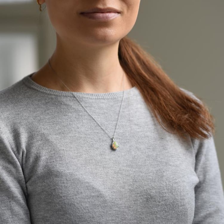 Zlatý prívesok s bielym opálom a diamantmi 51620