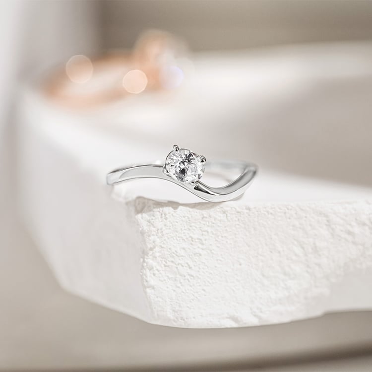 Zásnubný prsteň s oválnym diamantom 154795