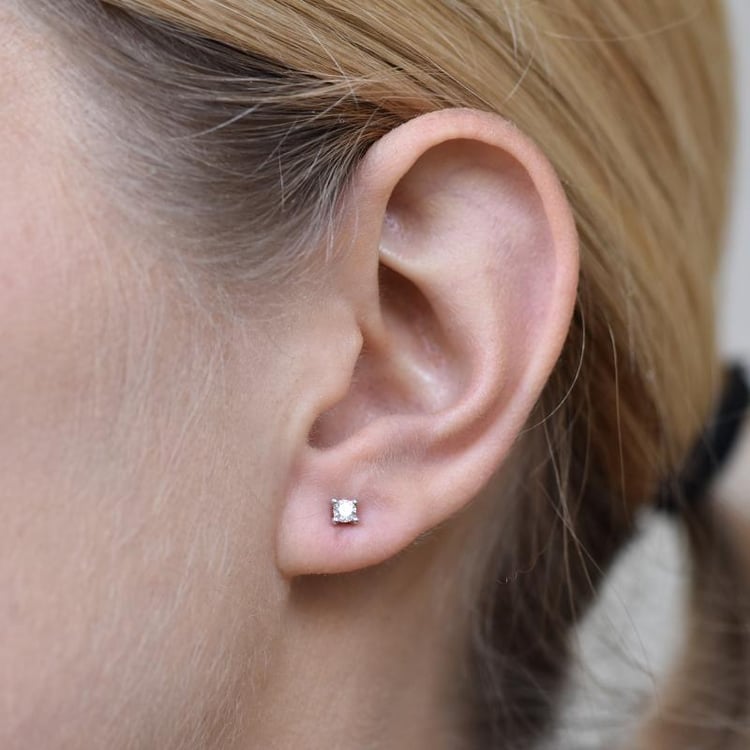 Nadčasové zlaté náušnice s 0.20 ct diamantmi 25162