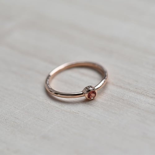 Zlatý minimalistický prsteň s padparadscha zafírom Kathleen