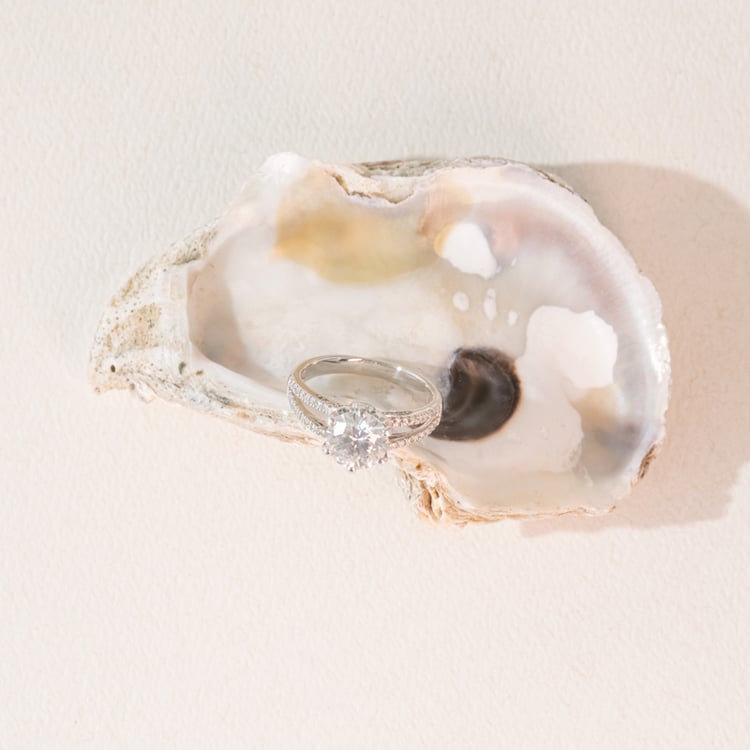 Zásnubný prsteň s moissanitom a lab-grown diamantmi Leona 100951