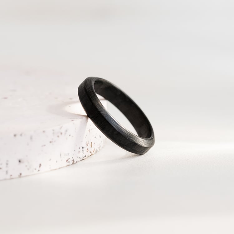 Plochý snubný prsteň z karbónu so skosenými hranami Versiss 146070