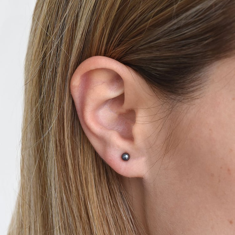 Náušnice s čiernymi perlami 83233