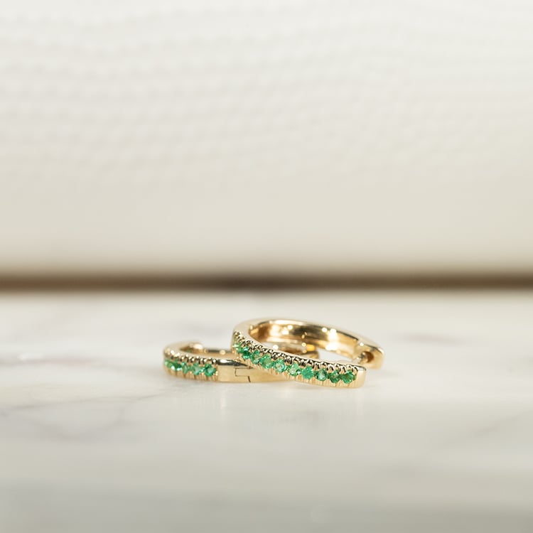 Kruhové náušnice so smaragdmi Carolin 134681