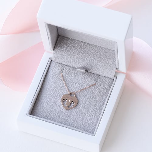 Zlatý prívesok detské nožičky s diamantom a gravírom Sophia