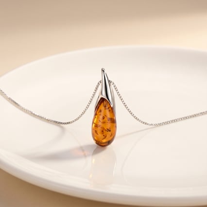 Strieborný prívesok s jantarom Mara