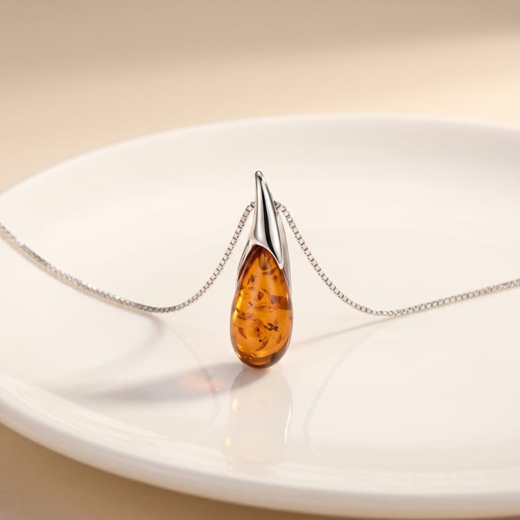 Strieborný prívesok s jantarom Mara 166739