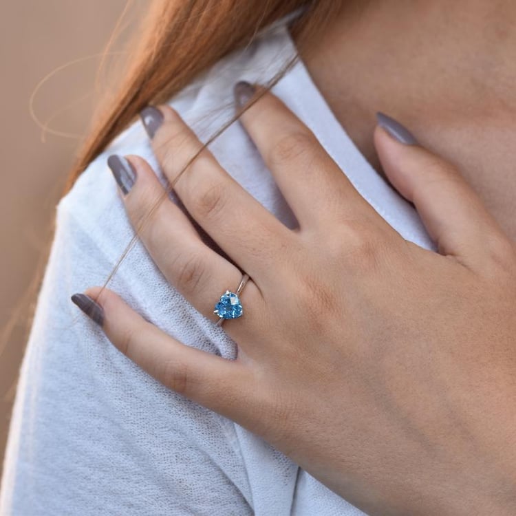 Topásové srdce v pôvabnom zlatom prsteni 34674