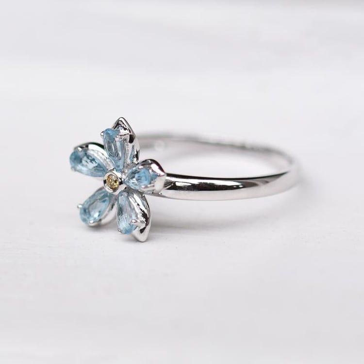 Zlatý zásnubný prsteň s topásmi a diamantom 48977