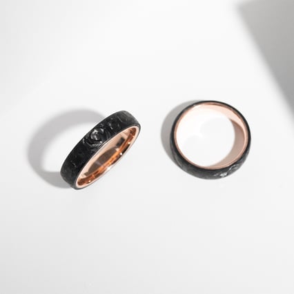 Mierne zaoblené snubné prstene z karbónu a zlata s diamantom Katu
