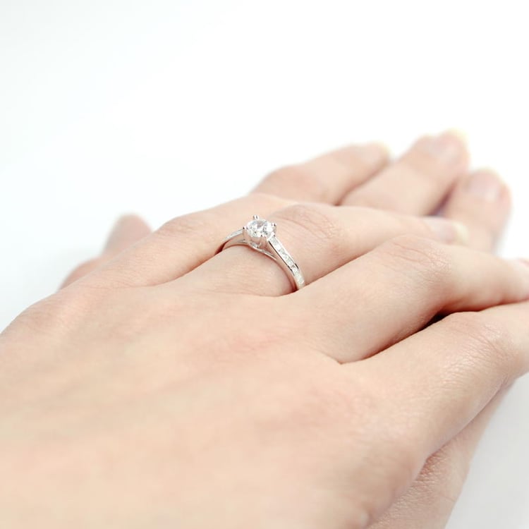 Zlatý zásnubný vintage prsteň s diamantmi na ruke Anden 5222