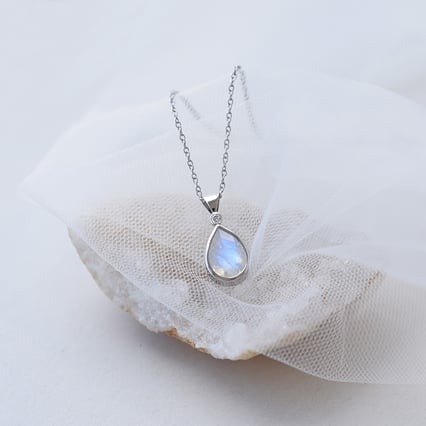 Zlatý prívesok s mesačným kameňom a diamantom Monily