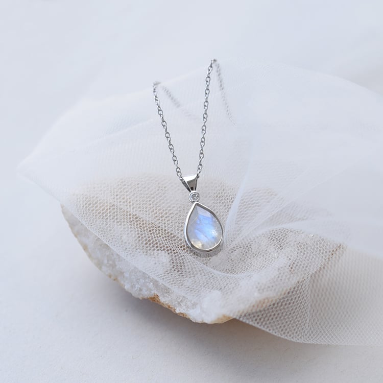 Zlatý prívesok s mesačným kameňom a diamantom 65601