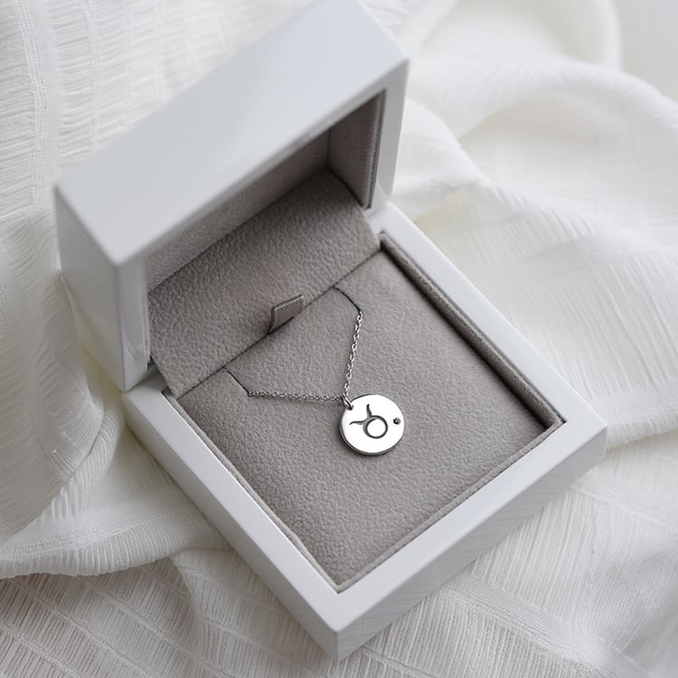 Strieborný prívesok so znamením a zafírom Býk 103438