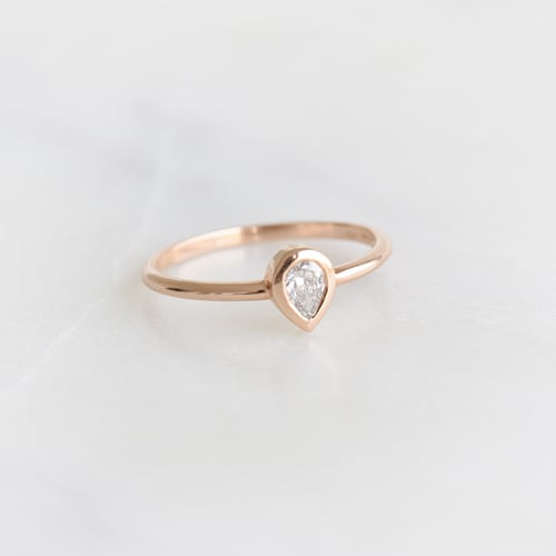 Minimalistický prsteň s pear diamantom Moyer