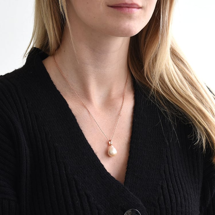 Strieborný prívesok s perlou 83695