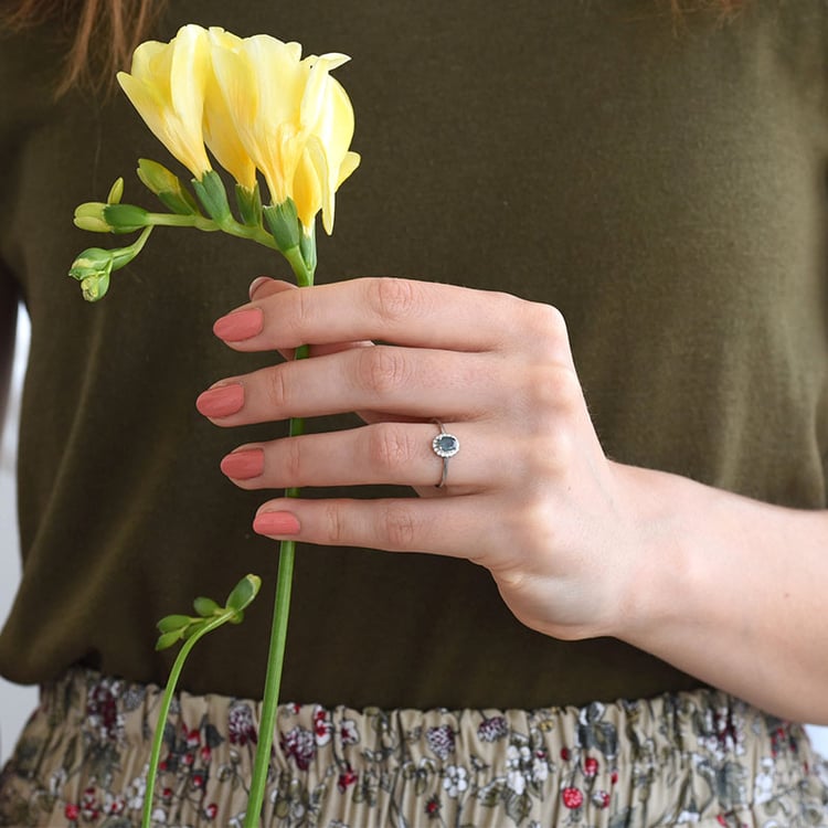 Halo prsteň s alexandritom a postrannými diamantmi zo zlata 84162