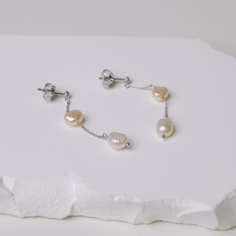 Strieborné visiace náušnice s perlami Pouly 164068