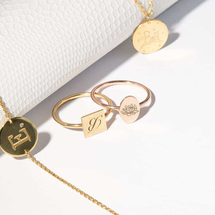 Štvorcový prsteň s gravírom písmena Jill 142393