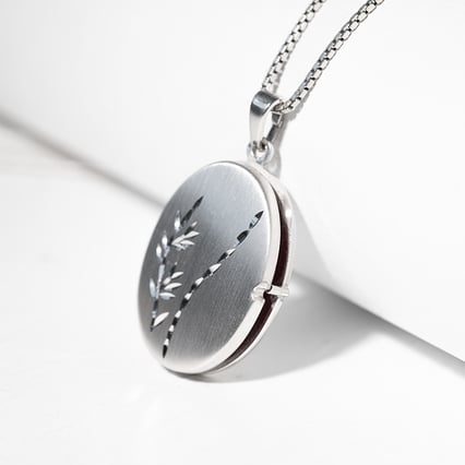 Strieborný otvárací medailón so vzorom Raul